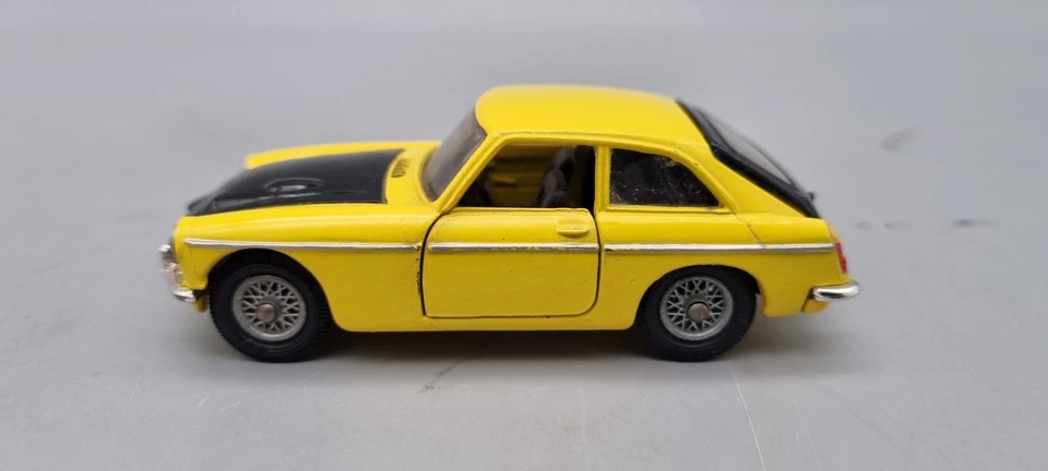 Modellautos 1:43 Corgi MGC GT gelb-schwarz - Bild 2 von 4