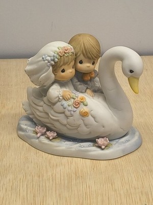 PRECIOUS MOMENTS ''Our Love Will Flow Eternal'' 588059 Couple & Swan Porcelain