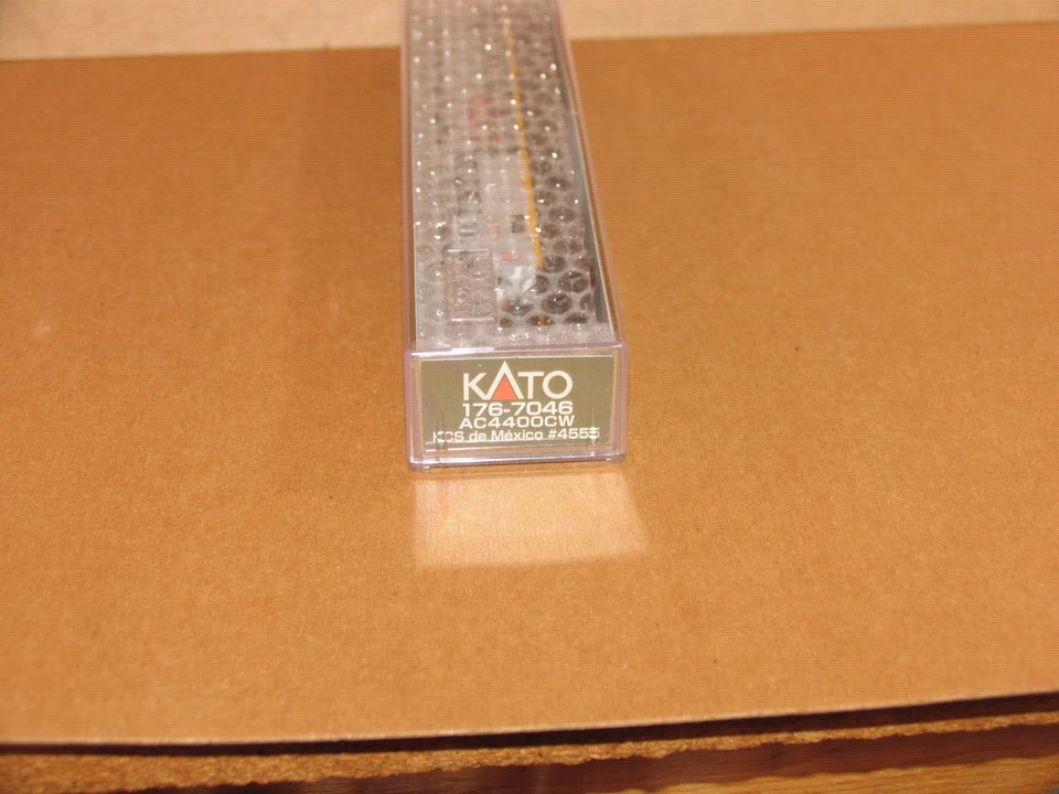 Kato KCS Kansas City Southern de Mexico AC4400CW #4555 Locomotive 176-7046 NIB - Image 2 of 4