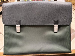 LOUIS VUITTON Taiga Saratov Laptop Messenger Bag Black Leather Green Nylon COA