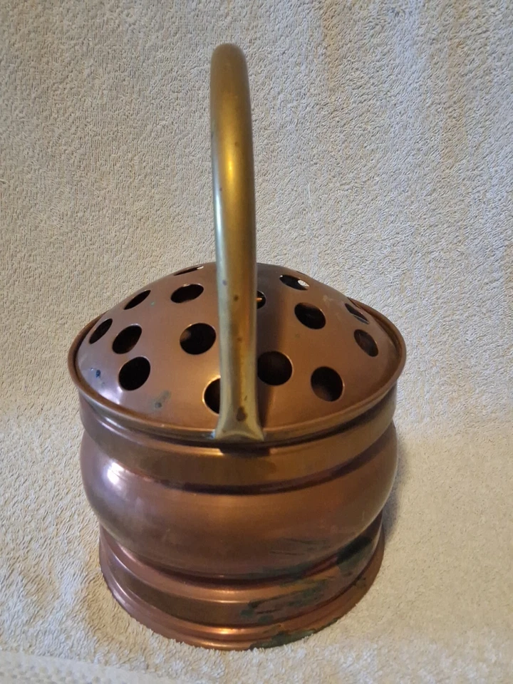 JOLI ANCIEN SEAU PIQUE FLEURS EN CUIVRE ET LAITON Ht 23 cm Ø 14 cm Poids 0kg377 - Photo 3/4