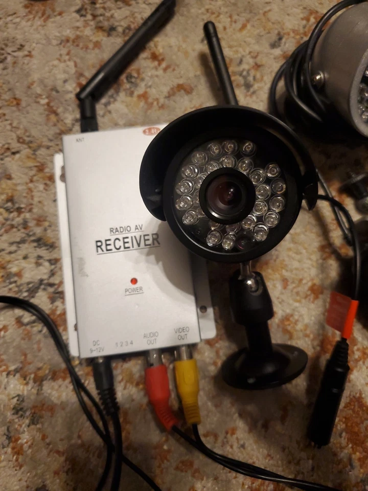 Lote De 3 Cámaras De Seguridad Aleatorias Y Radio Receptor Av Foto 2 de 4