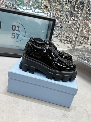 Prada Monolith Schuhe aus Lackleder in Schwarz Gr.37