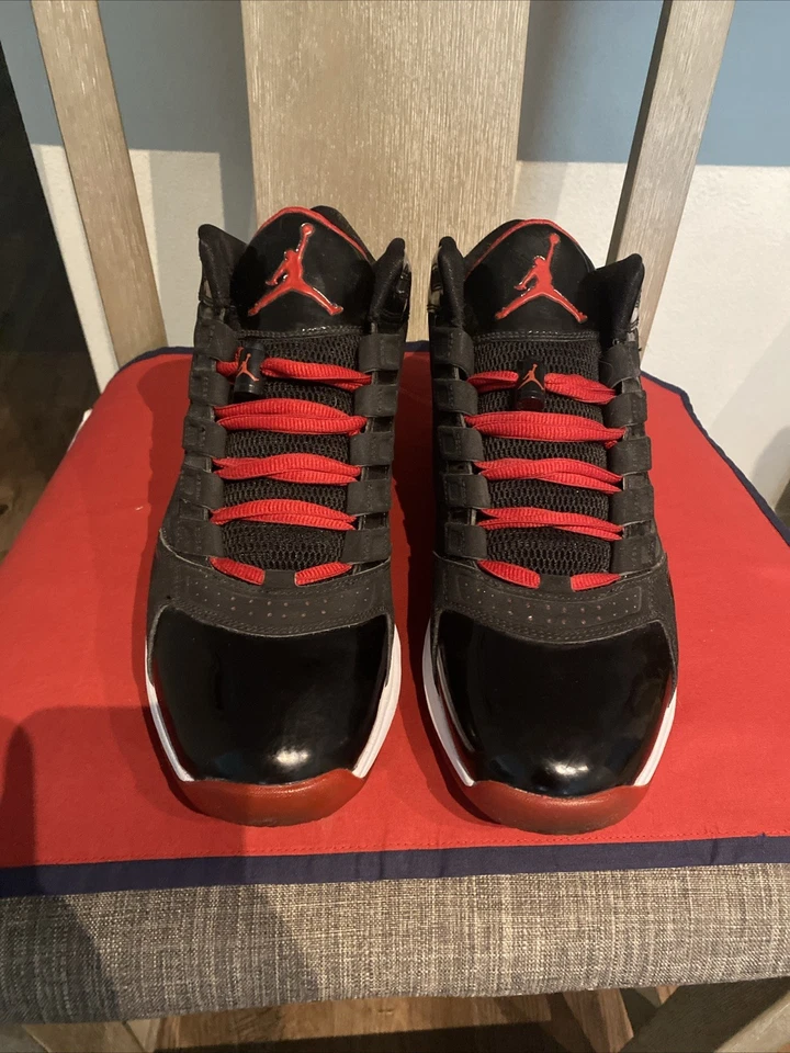 Zapato de baloncesto Air Jordan rojo y negro medio talla 10,5 Foto 2 de 4