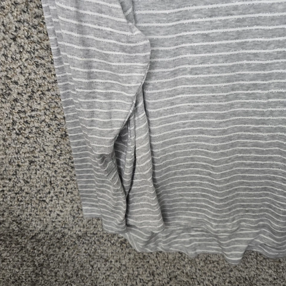 Camiseta Lane Bryant Top Feminina Plus 22/24 Cinza Listrada Metálica Decote V Manga Longa - Imagem 3 de 4