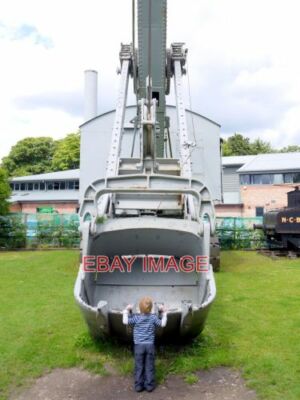 FOTO KLEINER JUNGE UND RIESIGER BAGGER BEAMISH MUSEUM MIT BLICK IN DEN EIMER DES T