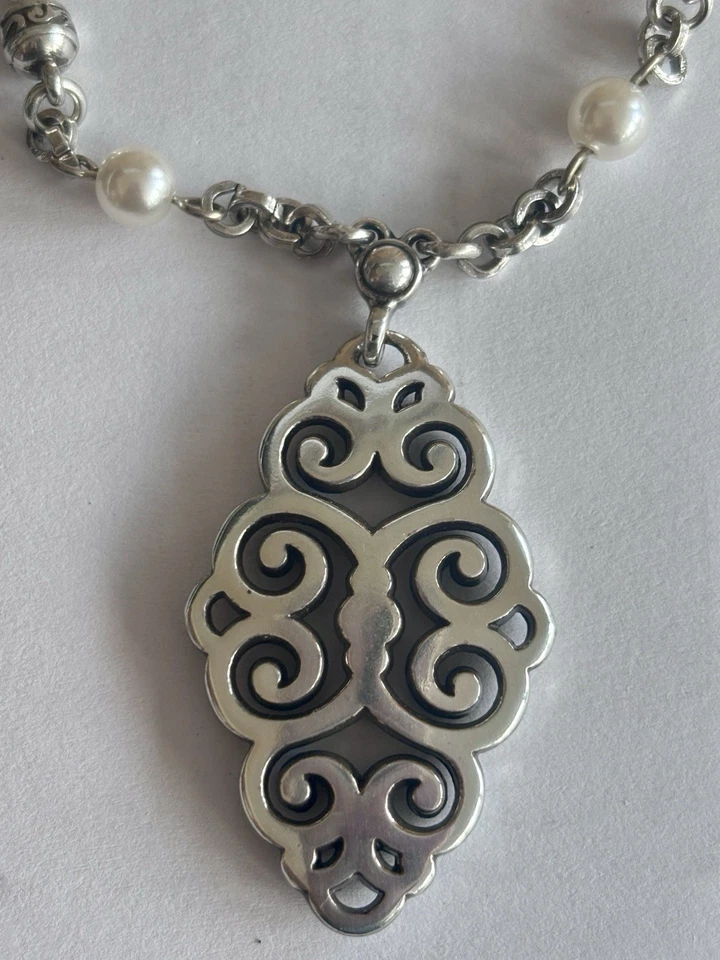 Collar colgante Brighton Geneva enchapado en plata con cuentas de perlas de imitación Foto 2 de 4