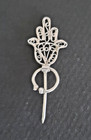 PETITE FIBULE (EN ARGENT FILIGRANE ?) MAIN DE FATMA BIJOU 