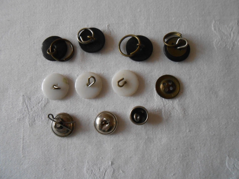 VINTAGE  ANTIQUE  BUTTONS  JOB LOT - Image 2 of 2
