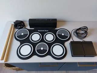 Elektronisches Schlagzeug E Drum Set mit Pedalen und Lautsprecher von Tchibo