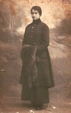 FOTO ANNI 20 - FOTO DI BELLA RAGAZZA IN STUDIO FOTOGRAFICO - 