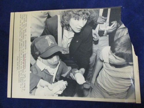 Wire Press Photo 1983 Marie & David Rothenberg Shriners Burn Institute home NY 3