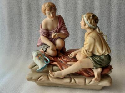 Capodimonte Italy großes Modell Two Street Boys mit Würfelkrügen Ronchi 20 cm lang