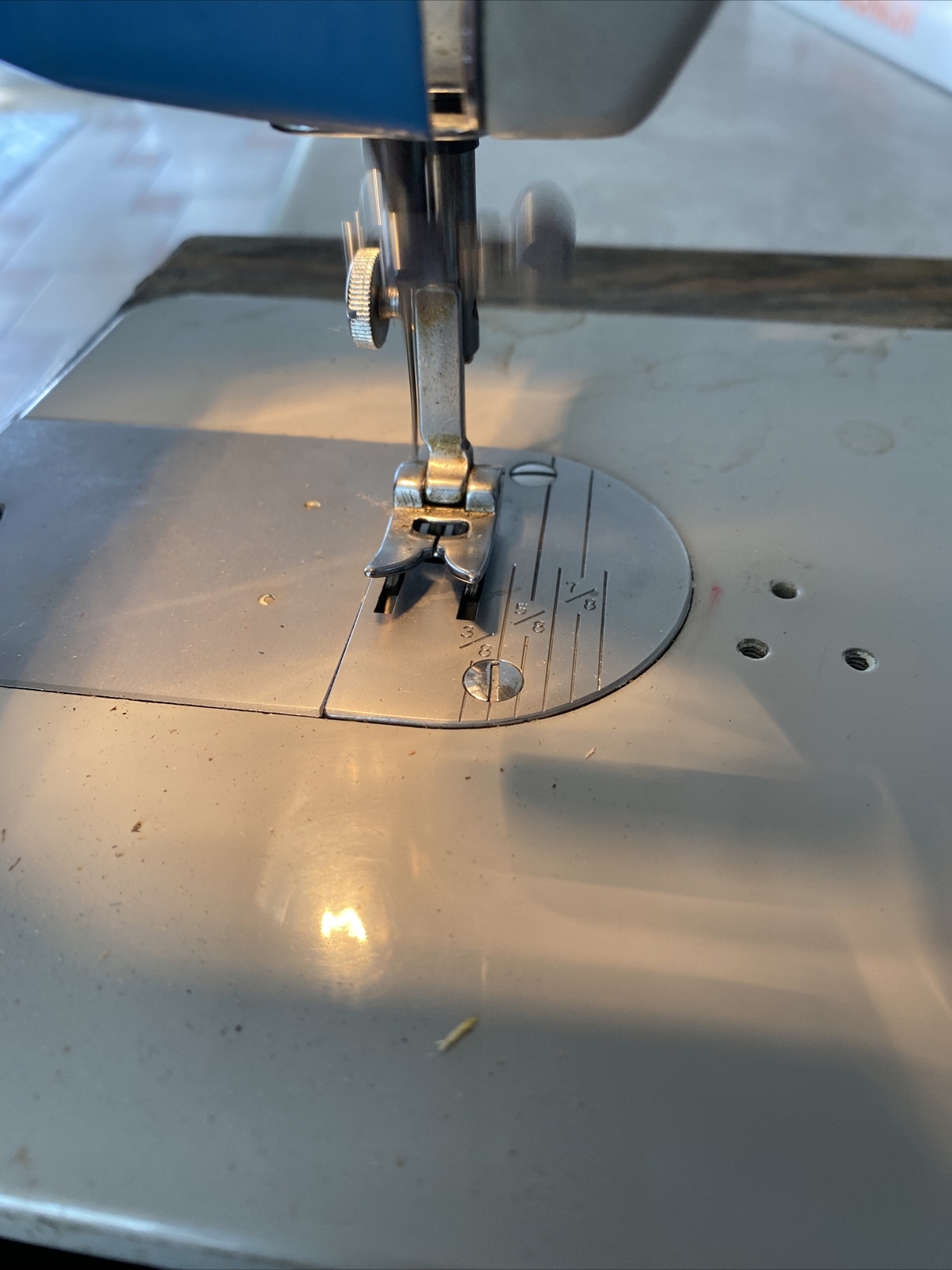 Vintage Used Dressmaker DeLuxe ZigZag S3000 25305 Sewing Machine