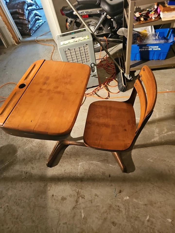 Escritorio escolar infantil vintage años 40 silla giratoria con tapa de madera recortada en tintero Foto 4 de 4