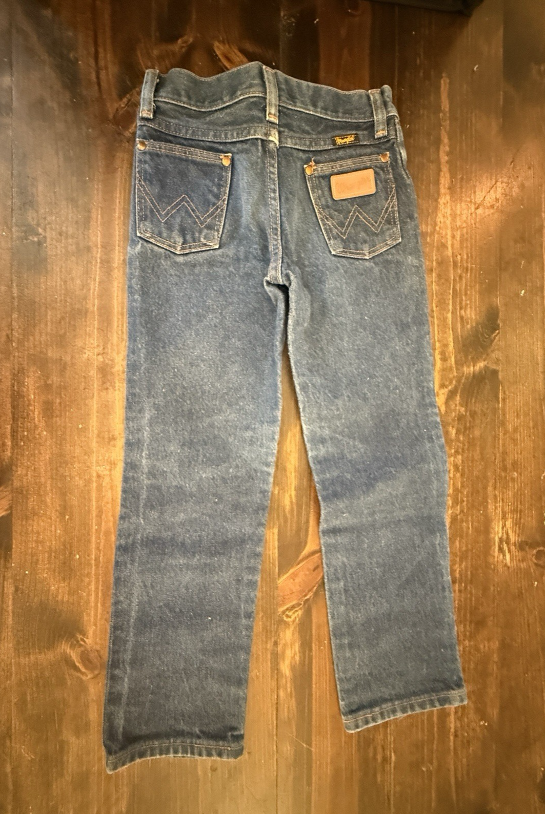 VTG 1989 kids’ Wrangler blue jeans with back pocket and brown leather Wrangler patch on waistband, size 7 Reg.