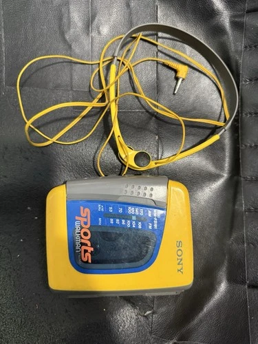 VINTAGE SONY SPORTS WALKMAN CASSETTE PLAYER AM/FM RADIO - WORKS       (INV43232)
