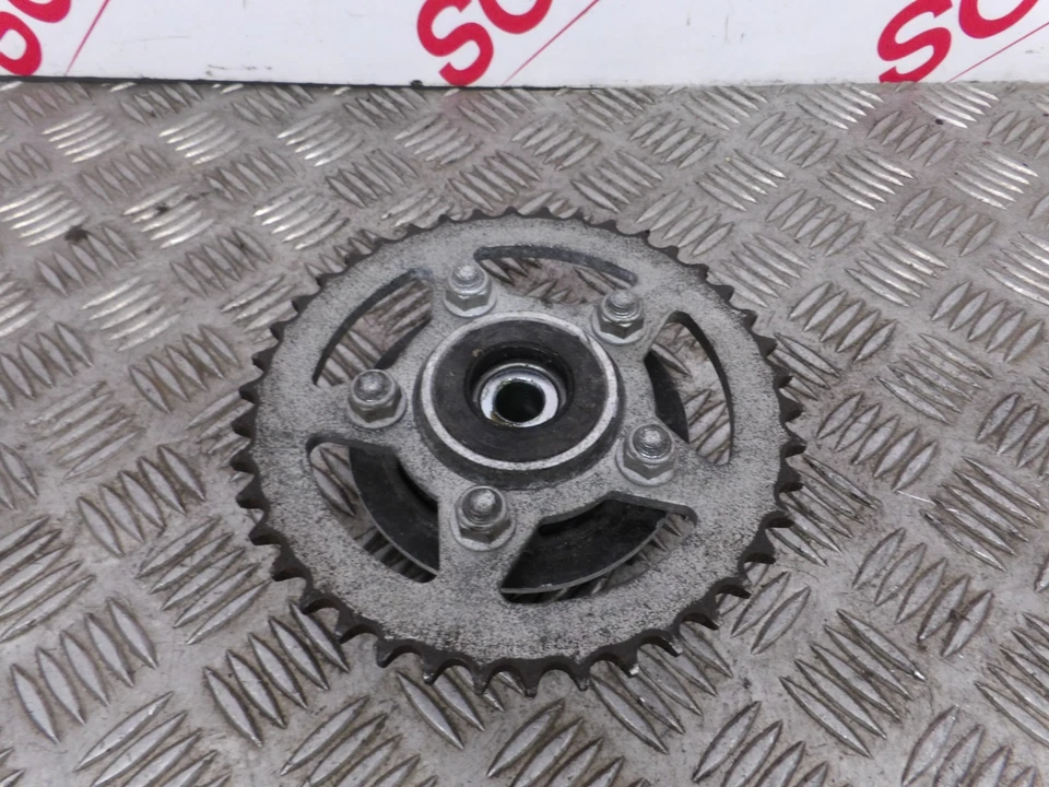 AJS BILSTON 125 2025 SOPORTE DE PIÑÓN TRASERO Y CAUCHOS DE ACCIONAMIENTO DE EMPUJE Foto 2 de 4