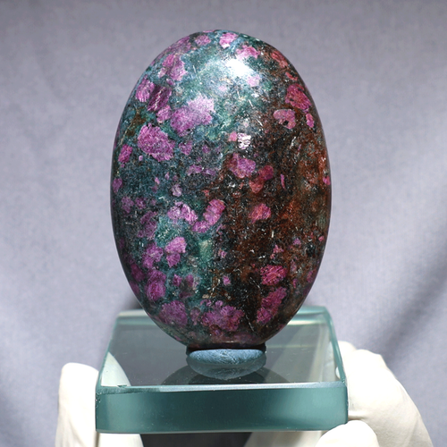 Union Energy – 110g natürlicher Rubin in Kyanit Palmenstein – Feuer geführt…