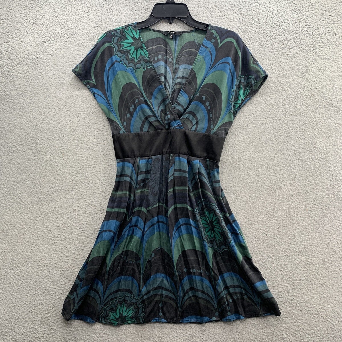 dvf silk chiffon dress Fortuna – Diane von Furstenberg easier dressing Color:Amer Floral a knot front detail Wearing All Black: A