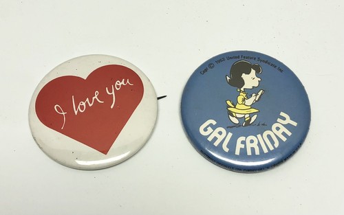 Peanuts Lucy "Gal Friday" & "I Love You" Herz Metall Pin Back Button USA Vintage