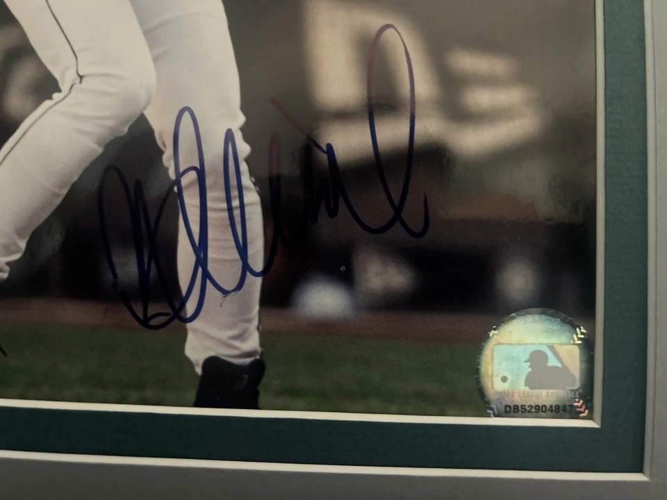 Ichiro Suzuki Autographed 12X16 Matted Photo 8X10 Mariners Yankee HOF  - Image 2 of 4