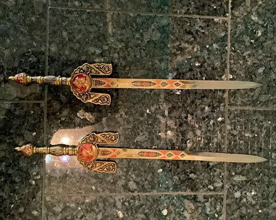 2x Sammler-Dolch/Zierklinge, Metallgriff, Gold/Rot/Silber