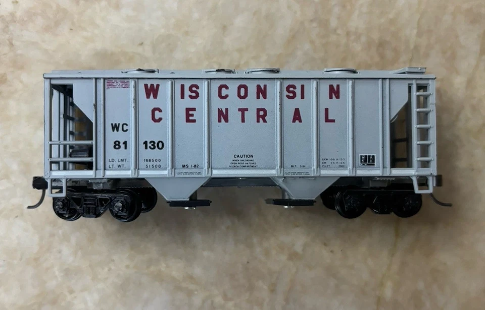 HO Scale Atlas PS-2 2-Bay Covered Hopper Wisconsin Central #81130 - Image 2 of 4