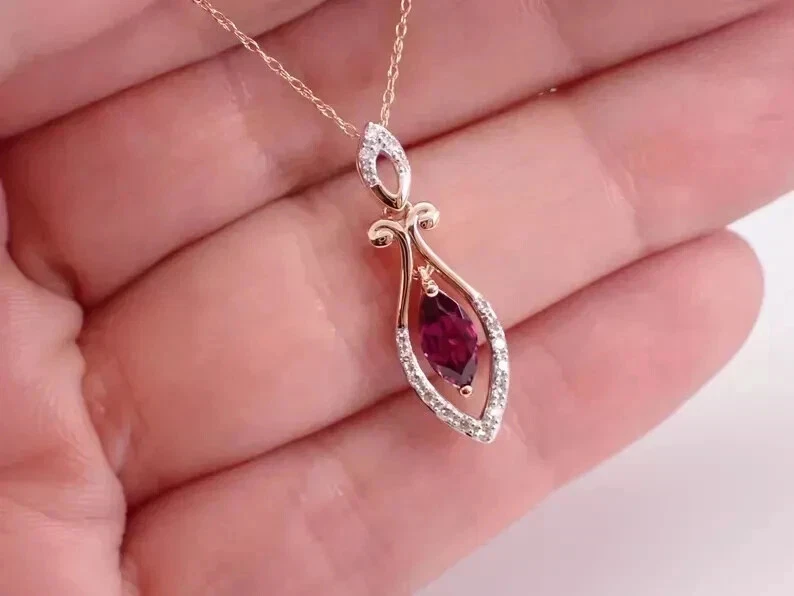 Colgante lágrima rubí rojo creado en laboratorio corte marquesa de 1,80 quilates enchapado en oro rosa de 14 quilates Foto 4 de 4