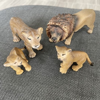 Löwenfamilie mit Löwin, Löwe, zwei Jungen Schleich Spielfiguren Kunststoff Germany