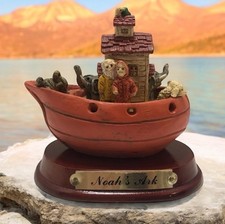 VTG Noah s Ark Figurine Display Porcelain By TDM Collection w/ Wooden Stand