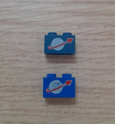LEGO 3004p90 blau x2 Stein 1 x 2 mit klassischem Space Logo Muster SPACE VINTAGE 