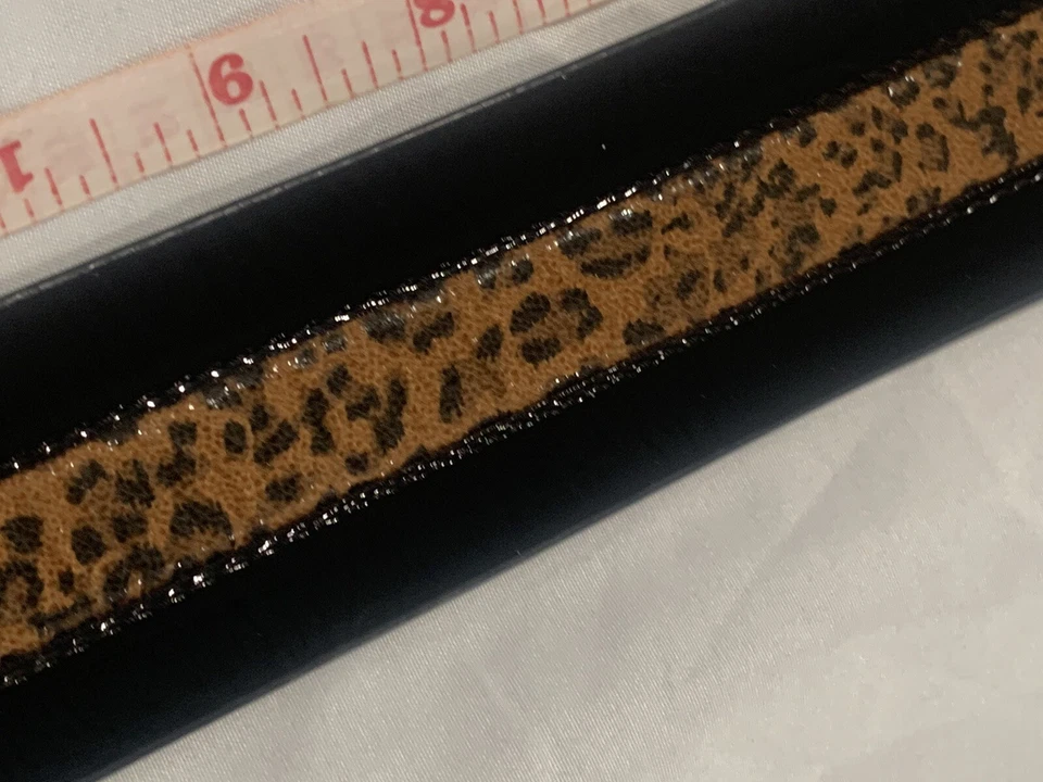 Cinturón Betsey Johnson charol negro con estampado de leopardo para mujer talla mediana 2” de ancho Foto 3 de 4