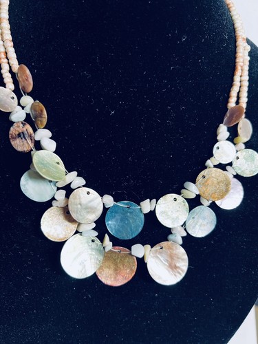 Collana vintage artigianale fatta a mano con dischi di conchiglia tinti - Foto 2 di 7