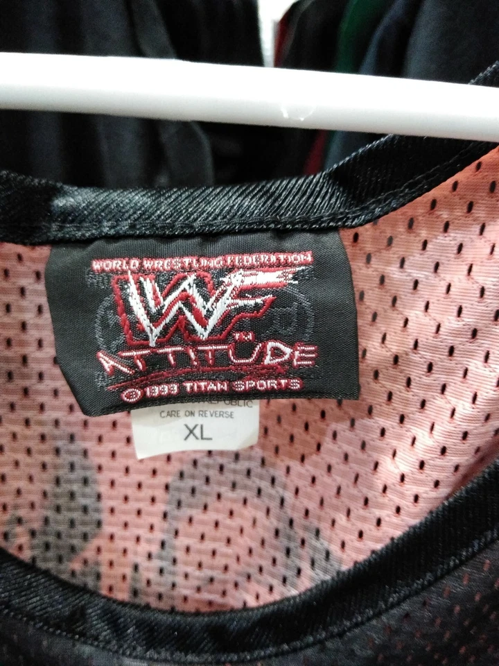 Camisa de basquete WWF 1999 vintage The Rock/DX estampa GG por toda parte WWE - Imagem 2 de 3