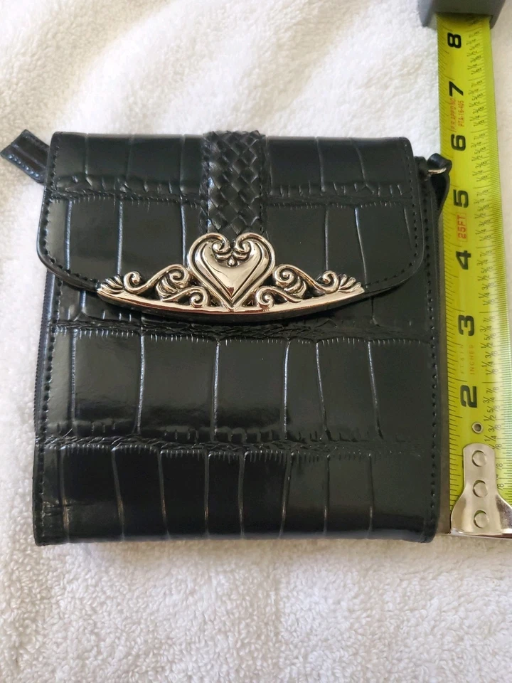 Cartera de cuero Brighton para mujer cocodrilo negro en relieve con broche de metal Foto 4 de 4