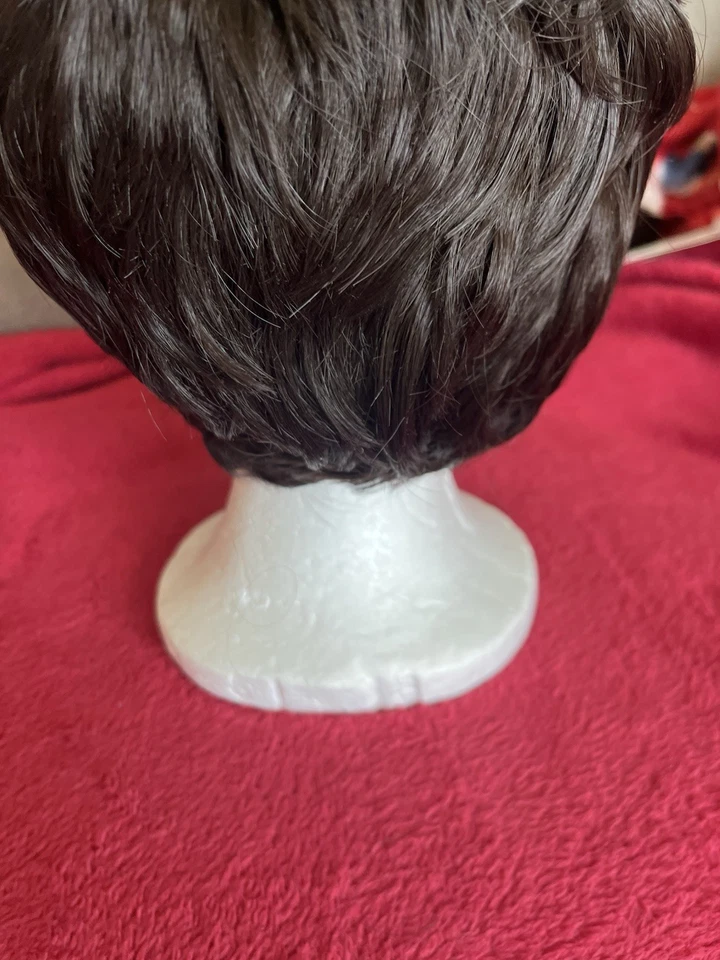 Peluca negra corta unisex Henry Margu con rizos suaves glamour moderno Foto 4 de 4