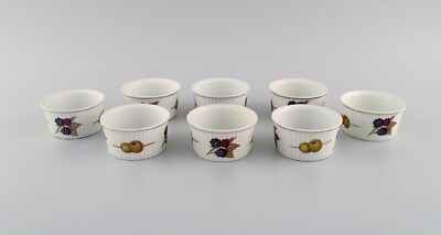 Royal Worcester, England. Acht kleine Evesham Porzellanschalen mit Früchten