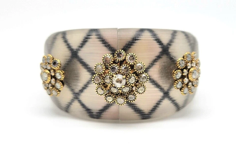 Brazalete con bisagras Alexis Bittar estampado de celosía lucita transparente flores de cristal de Swarovski