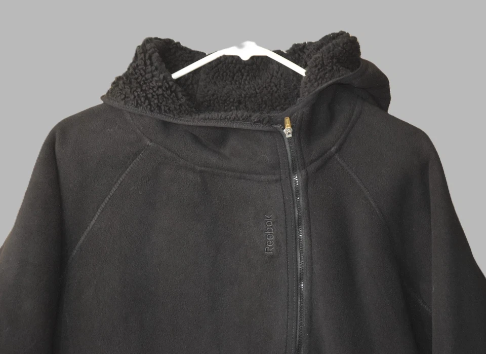 Sudadera con Capucha Reebok Negra Talla Pequeña Sherpa Forrada Polar Desplazada Cremallera Alto Bajo Dobladillo Pulgar Foto 4 de 4