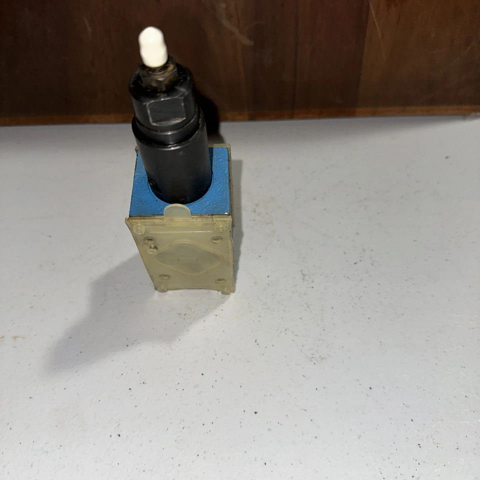 Industrial Vickers DGMC-3-PT-GW-41 Hydraulic Relief Valve Heavy Duty Used - Image 4 of 4