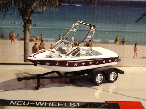 MASTERCRAFT WATER SKI BOAT W/ TANDEM TRAILER 1/64 SCALE DIECAST DIORAMA MODEL A