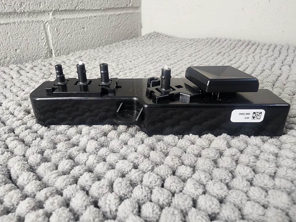 Interruptor de control ajustador de asiento TESLA PASAJERO EVEREST 1864041-00-C Foto 2 de 4