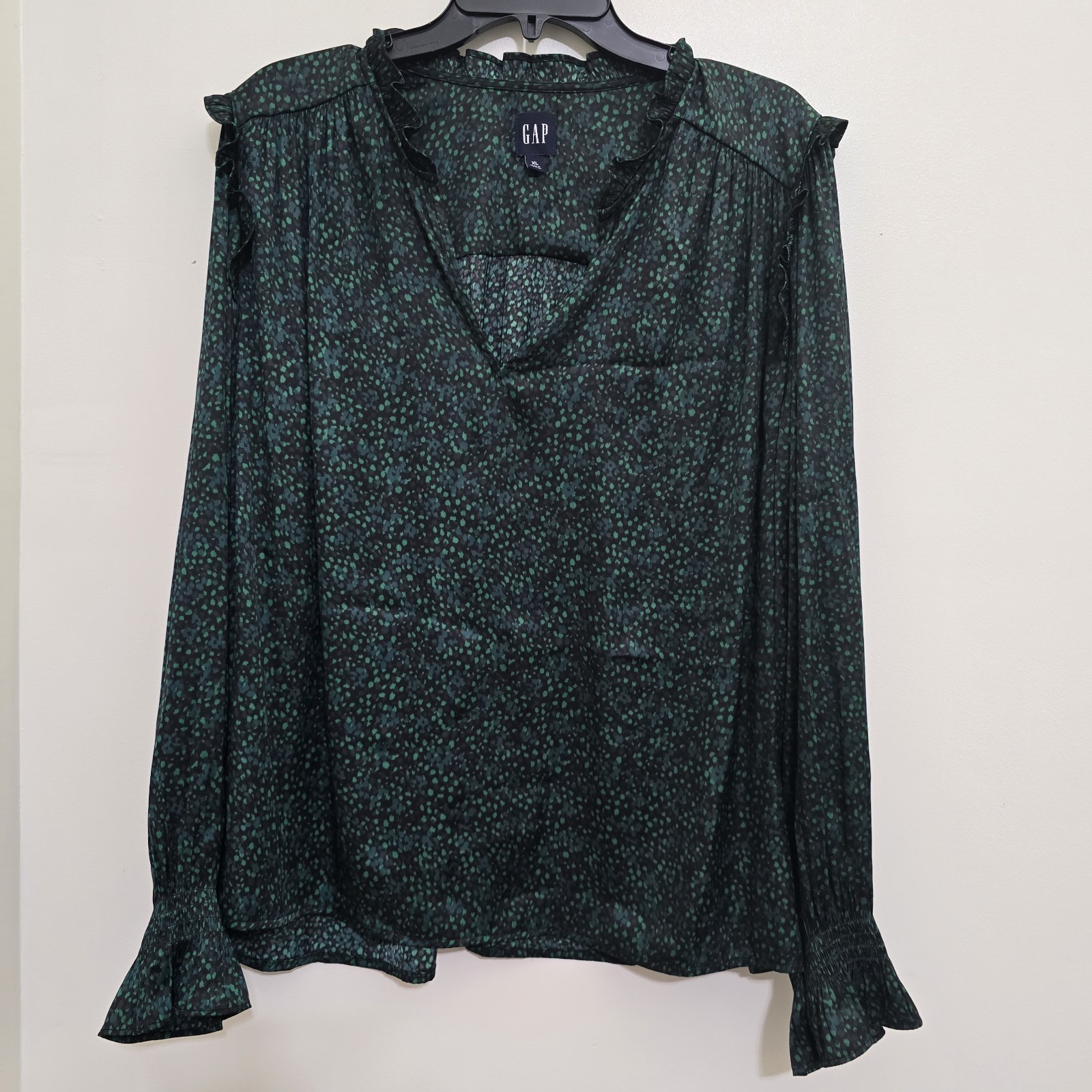 GAP size Large Satin V-Neck Long Sleeve Speckled Ruffles Blouse Casual Holiday 