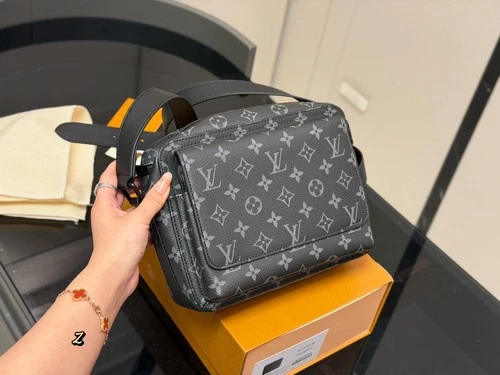 LLouisV - S Lock Messenger Bag - Monogram Eclipse - 24 × 18 cm - NEW video thumbnail