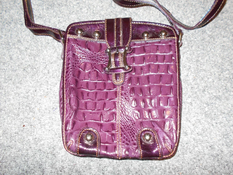 BOLSO BANDOLERA DE DÍA MADI CLAIRE CUERO COCODRILO MORADO 8X10                Foto 2 de 4