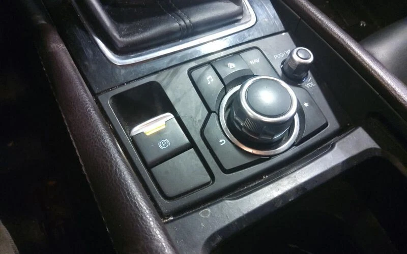 Controlador receptor de radio Mazda 3 2014-2016 montado en consola OEM Foto 4 de 4