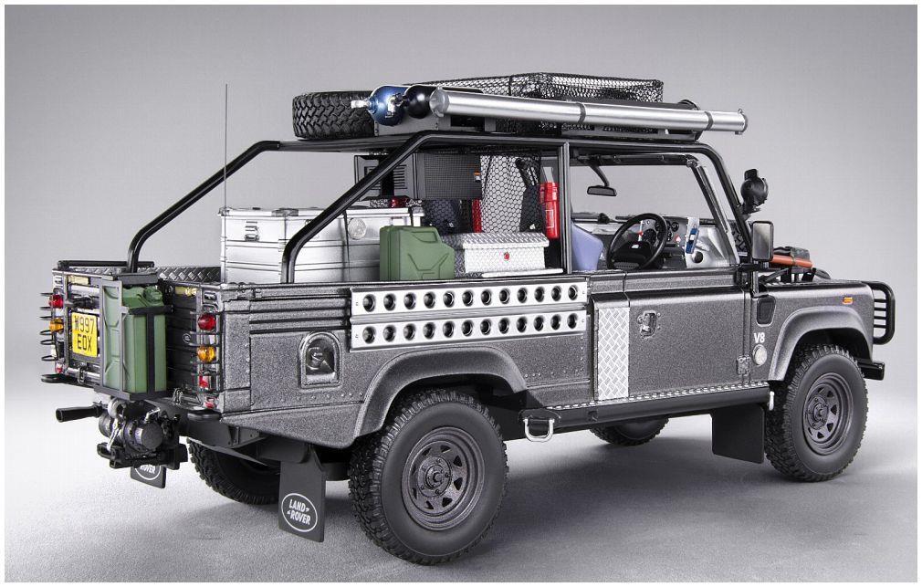 Kyosho 1:18 Scale Land Rover Defender 2001 Tomb Raider