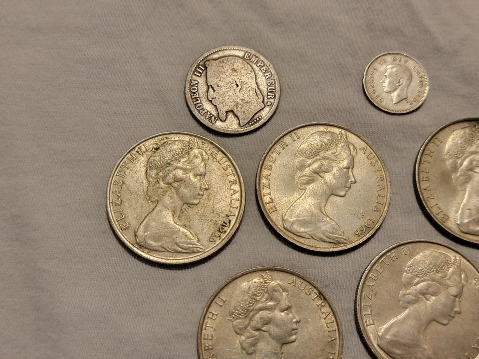 80% silver coin lot Australia 1966 50 cents South Africa 3 Pence France - Image 4 of 4