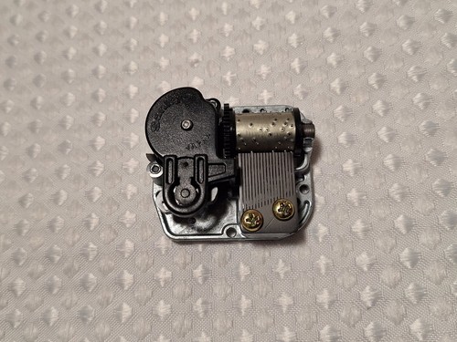 Music Box Movement Wind Up Mechanism Works Plays "Carol of the Bells" W/ Key